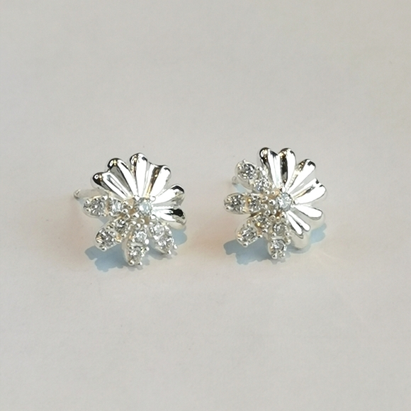 Daisy stud earrings Sterling Silver Cz 🆕 - Picture 8 of 8
